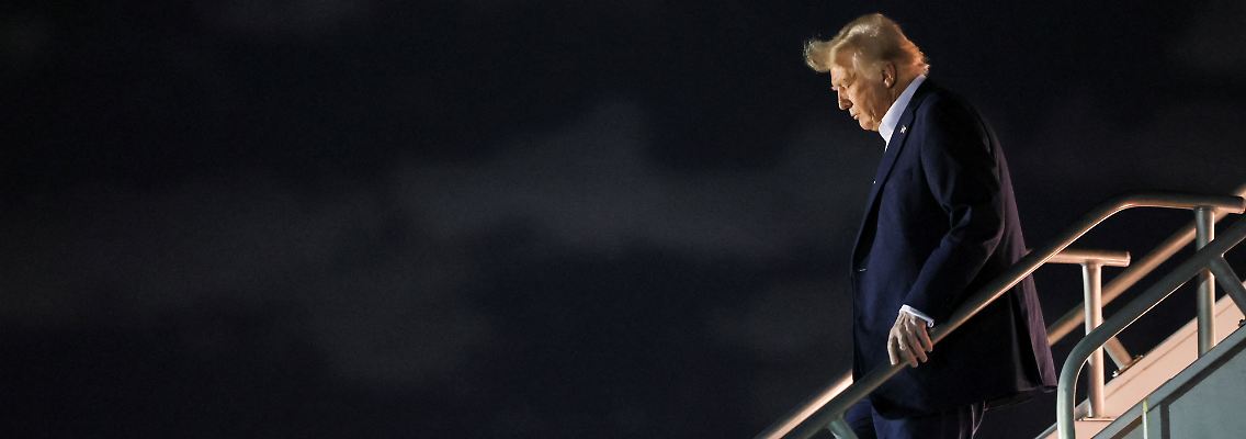 2025-01-26T021045Z_1649938622_RC28HCAPL02I_RTRMADP_3_USA-TRUMP.JPG