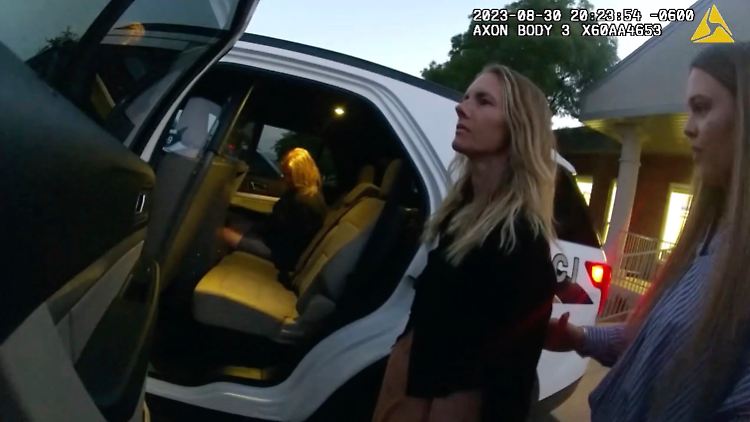 Am Tag der Festnahme von Ruby Franke (Mitte) und Jodie Hildebrandt (im Auto) enden für die Kinder Jahre der Misshandlungen. 