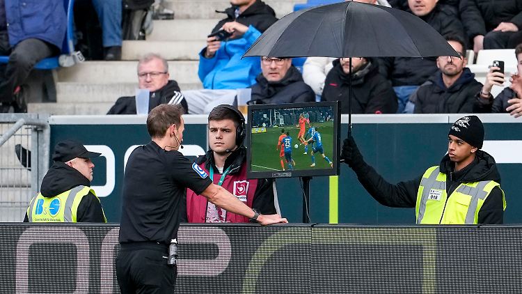 Für alle im Stadion ist der Bildschirm des Schiedsrichters meist zu klein.