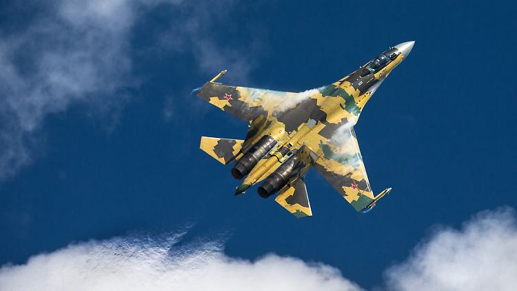 Eine SU-35 im Flug.