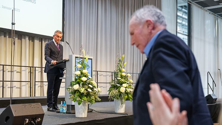 Josef Dörr (r.) verlässt während der Rede von Michel Friedman (l.) die Parlamentarische Gedenkstunde des Saarländischen Landtags zum Tag des Gedenkens an die Opfer des Nationalsozialmus.