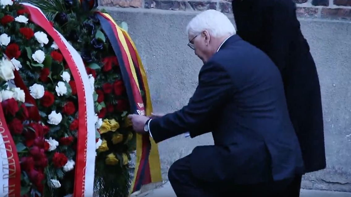 Steinmeier Kranz Auschwitz.jpg