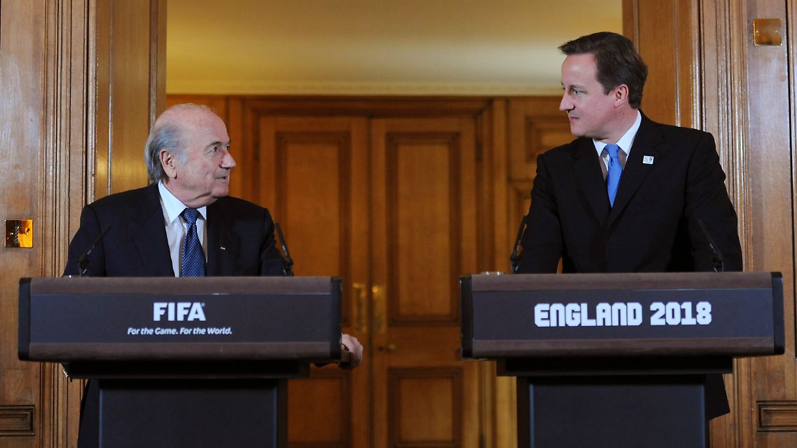 Großbritanniens Premierminister David Cameron antichambriert bei Fifa-Boss Joseph Blatter.