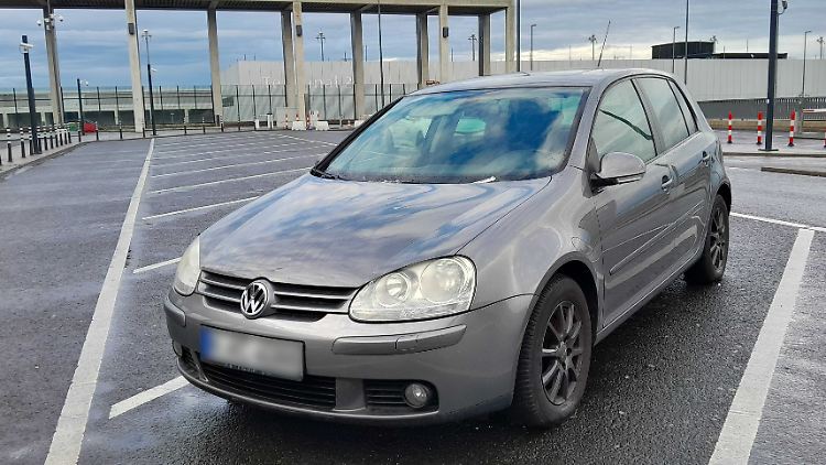 Auf dem Kurzzeitparkplatz muss man nicht zwingend nur wenige Minuten stehen, beweist der Fahrer dieses Autos am Flughafen BER.