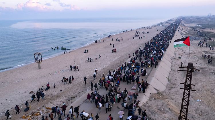 Ein AFP-Journalist bestätigte die Abwesenheit israelischer Soldaten in der rund sieben Kilometer langen Straßenverbindung, die den Gazastreifen von der Grenze zu Israel bis zum Mittelmeer durchschneidet.