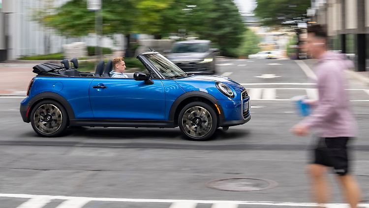 Das Verdeck des neuen Mini Cabrios lässt sich in mehreren Stufen öffnen.