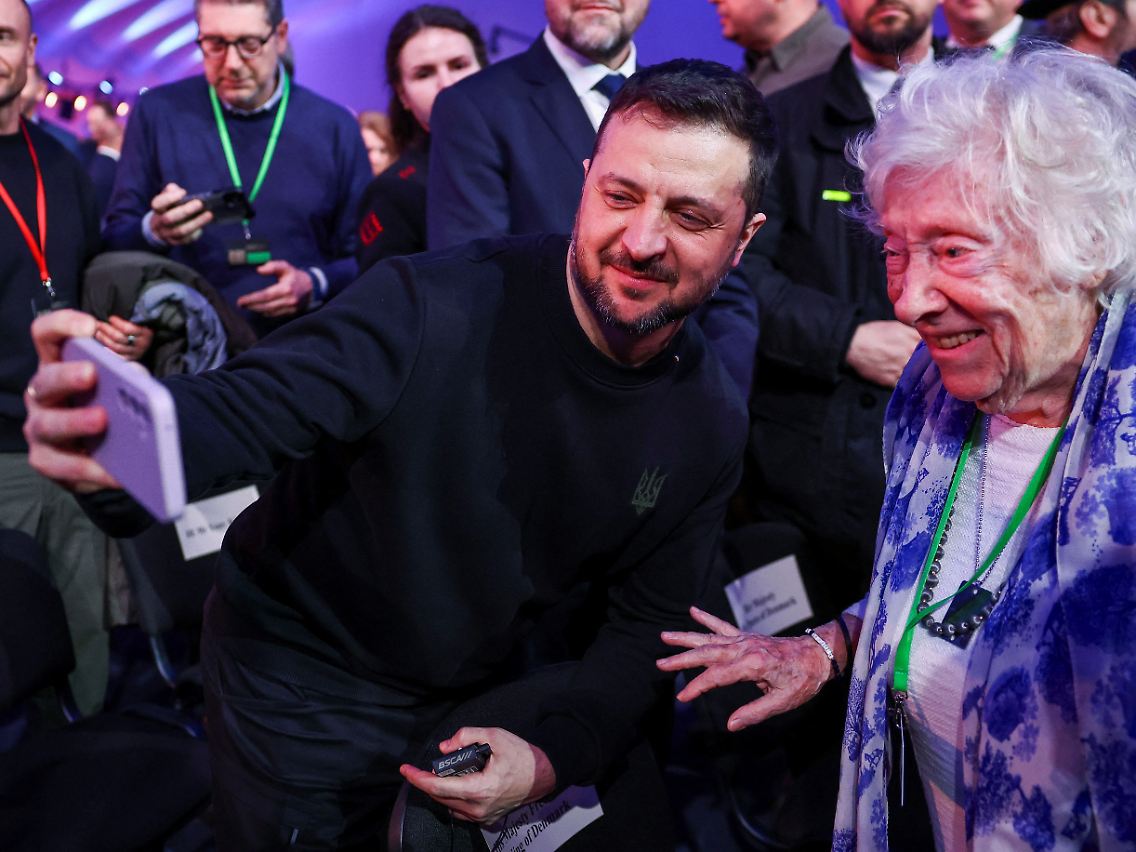 Präsident Wolodymyr Selenskyj macht ein Selfie mit einer Überlebenden des Holocaust, ...