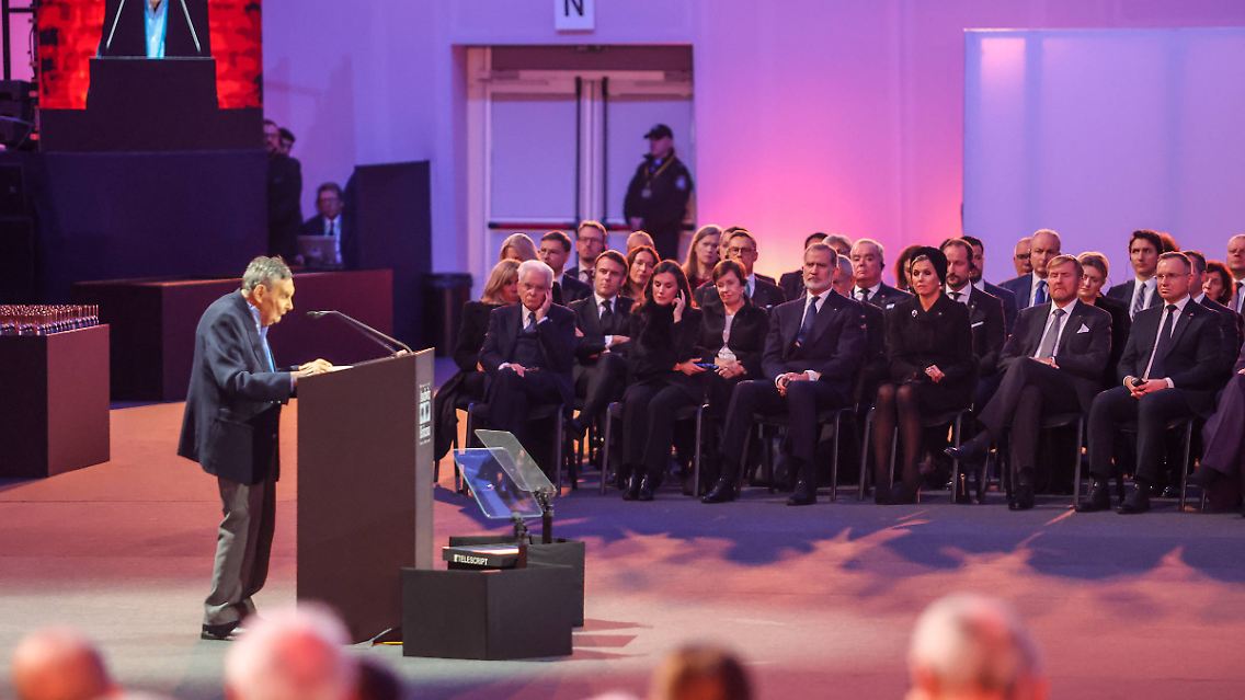 "Wir sollten uns nicht scheuen, Verschwörungstheorien entgegenzutreten, wonach alles Schlechte in der Welt ein Ergebnis von Verschwörungen ist, die von nicht näher bezeichneten Gruppen in der Gesellschaft angezettelt werden, und Juden werden hier oft genannt", sagte der 98-jährige Marian Turski, Präsident des Internationalen Auschwitz Komitees.