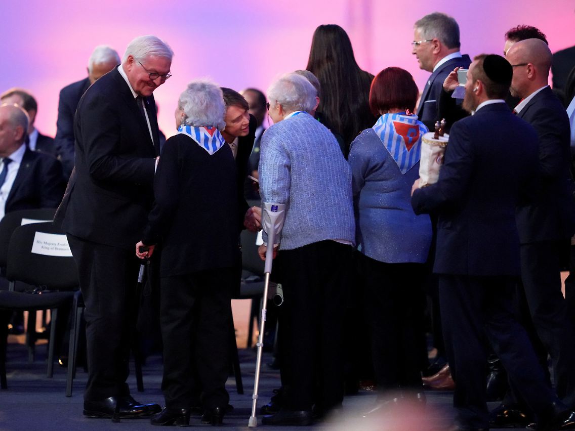 Bundespräsident Frank-Walter Steinmeier und Elke Büdenbender begrüßen Überlebende des Holocaust.