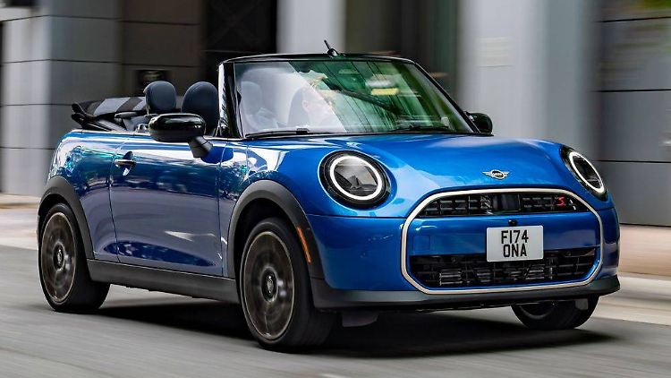 Das neue Mini Cabrio fährt pünktlich zur neuen Frischluftsaison 2025 vor.