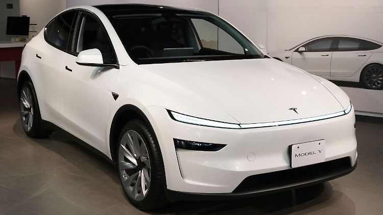 Mit breiten Lichtleisten zitiert Tesla seinen Cybertruck und das Cybercab.