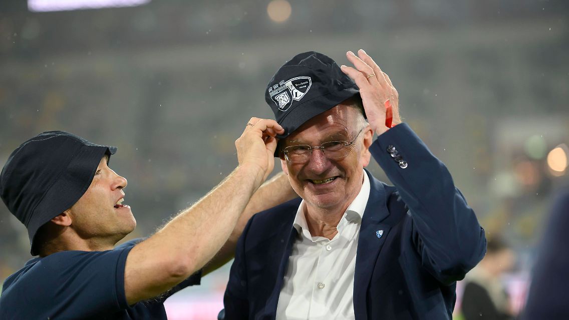 Hans-Peter Villis (r.) setzt den Hut ab.