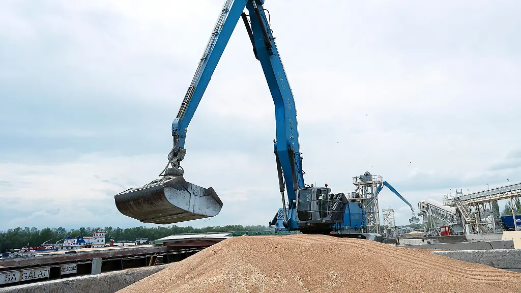 Ein-Bagger-verlaedt-in-einem-Getreidehafen-im-Sueden-der-Ukraine-Getreide-in-ein-Frachtschiff-Archivbild