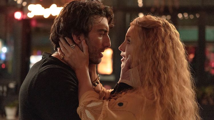 Vor der Kamera spielten Justin Baldoni und Blake Lively ein Paar. Im echten Leben verklagen sie sich gegenseitig unter anderem wegen sexueller Belästigung und Verleumdung.