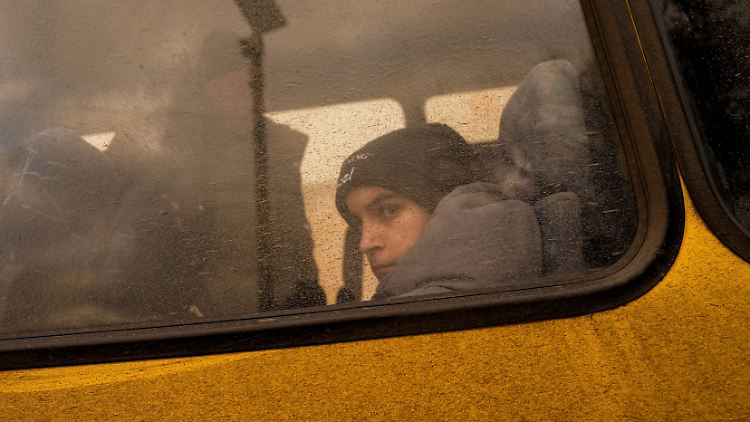Ein Junge wird aus Pokrowsk evakuiert - auch Busse wie dieser geraten ins Visier der russischen Drohnen.