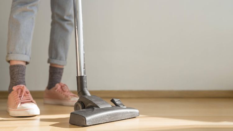 Ein Großteil der Frauen ist mit der Aufteilung von Erwerbs-, Haushalts- und Sorgearbeit unzufrieden.