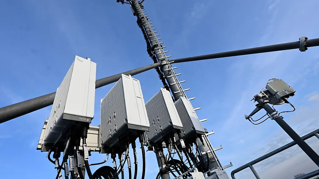 Ein-5G-Mobilfunkmast-steht-auf-einem-Hochhaus