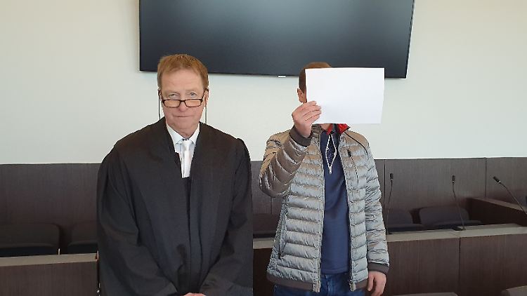 Der Angeklagte (r.) hatte zu Prozessbeginn die Vorwürfe bestätigt.