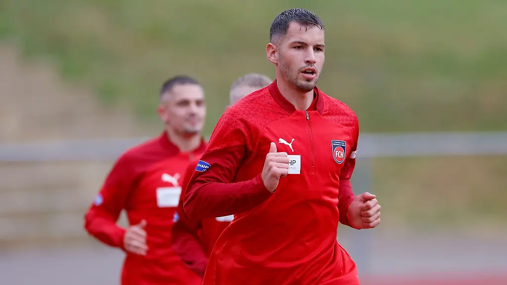 Marvin-Pieringer-laeuft-ueber-den-Platz