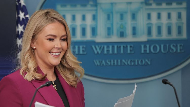 Trumps neue Sprecherin musste gleich bei ihrem ersten Auftritt beschwichtigen: Zahlungen an Einzelpersonen seien von der Sperre ausgenommen. Die Sozialprogramme gingen weiter.