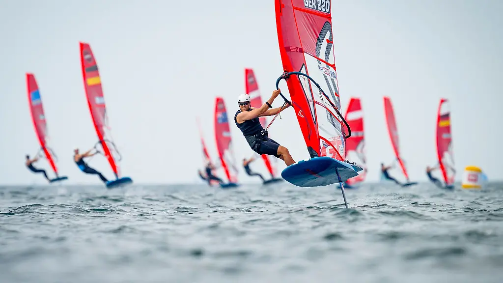 Deutschlands-dominierender-Windsurfer-hier-im-Einsatz-bei-der-Kieler-Woche-hat-bei-der-olympischen-Testregatta-vor-Marseille-die-Silbermedaille-gewonnen