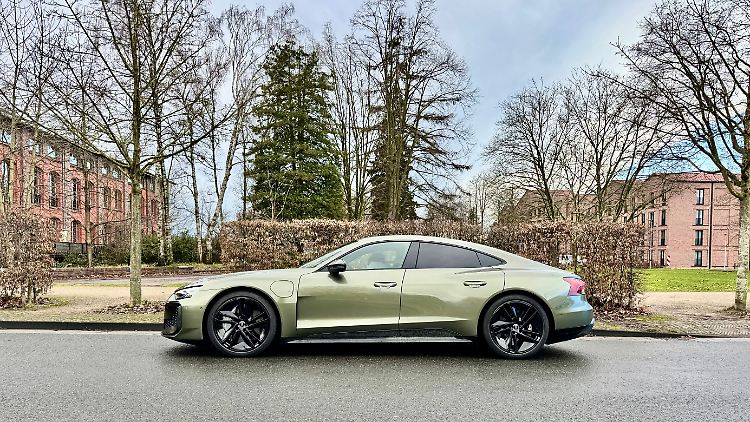 Der bis zu 250 km/h fahrende Elektro-Audi sieht schon im Stand schnell aus