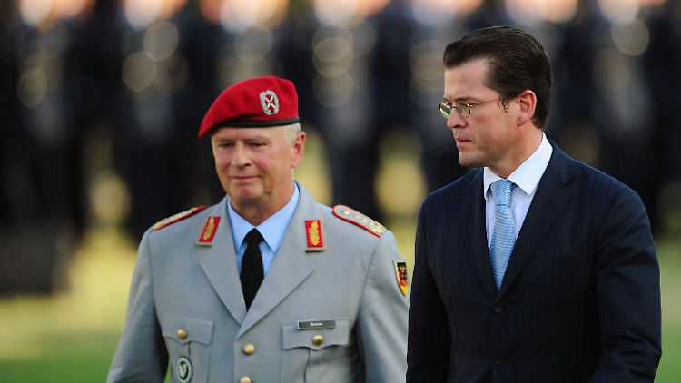 Der Minister und sein Generalinspekteur: Karl-Theodor zu Guttenberg und Volker Wieker (l) während eines Rekruten-Gelöbnisses.