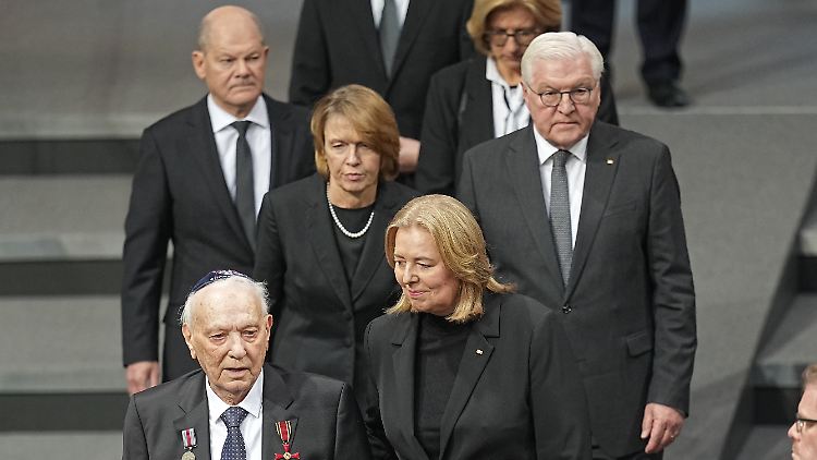 Gemeinsam kommen der Holocaustüberlebende Roman Schwarzman, Bundeskanzler Scholz, Elke Büdenbender, Bundestagspräsidentin Bas, Bundesratspräsidentin Rehlinger und Bundespräsident Steinmeier in das Plenum des Bundestages (v.l.).