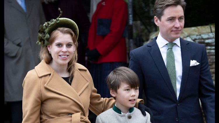 Prinzessin Beatrice (noch schwanger) mit Stiefsohn Wolfie und Ehemann Edoardo auf dem Weg zum Weihnachtsgottesdienst.