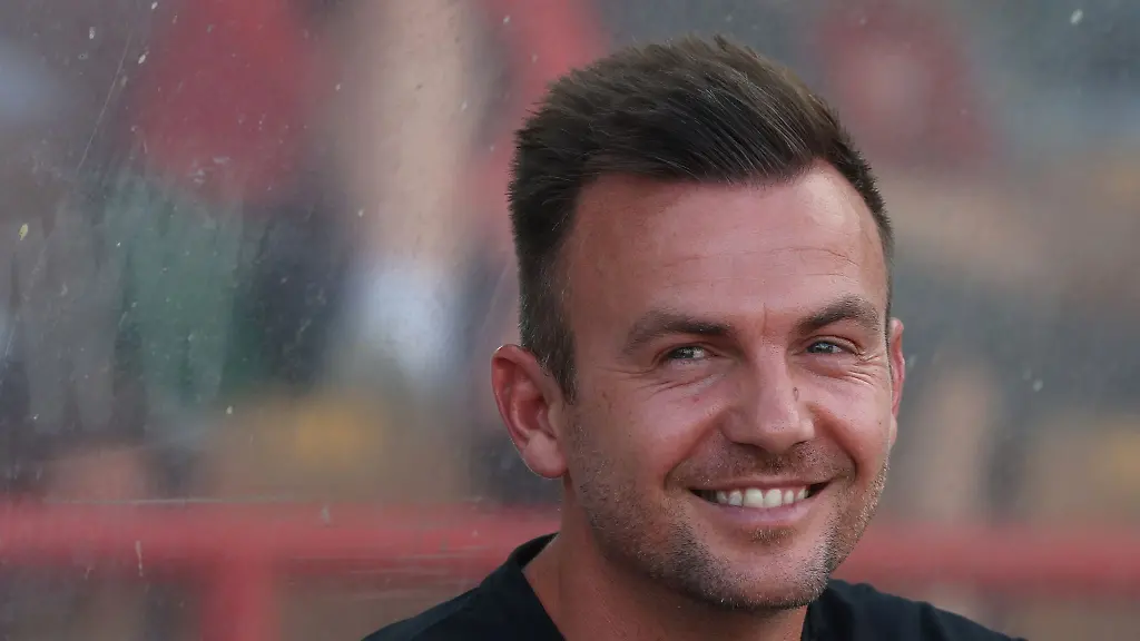 Enrico-Maassen-sitzt-vor-dem-Spiel-am-Spielfeldrand