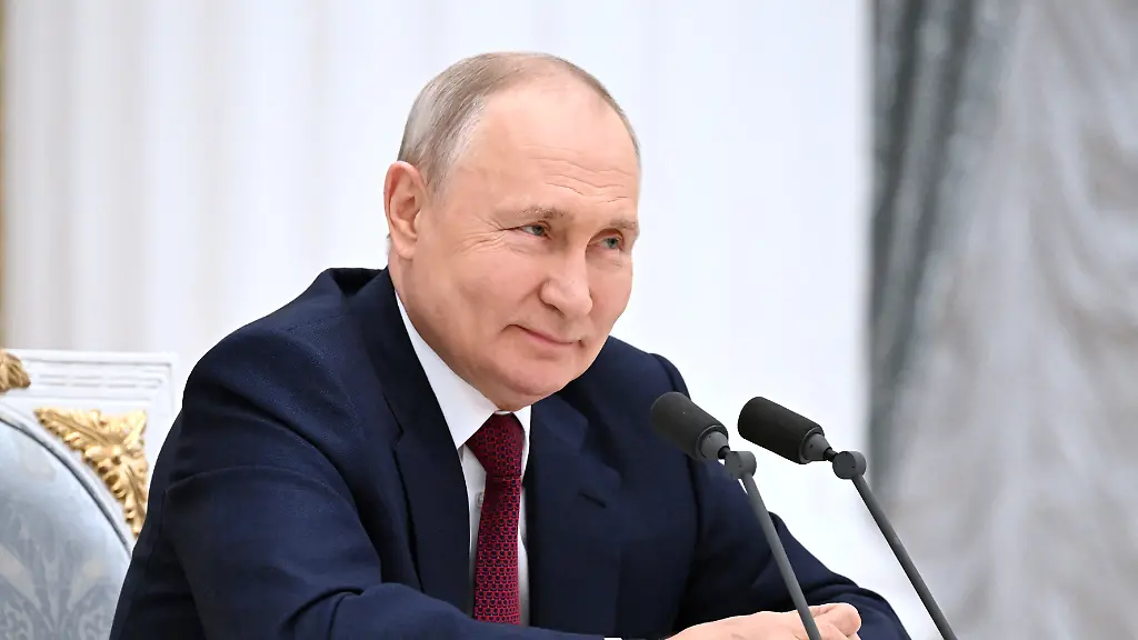 2023-07-04T130615Z-176394280-RC2CW1AYCFVR-RTRMADP-3-RUSSIA-PUTIN