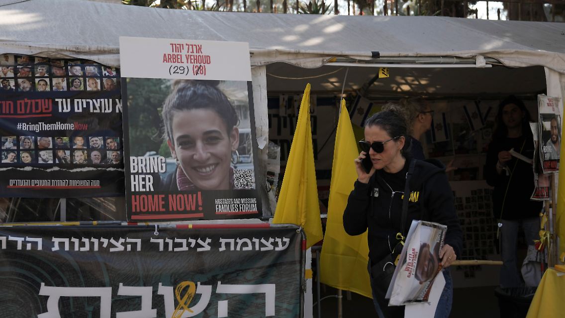 An einem Zelt in Jerusalem hängt ein Foto der deutsch-israelischen Hamas-Geisel Arbel Yehud.