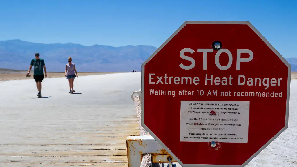 Spaziergaenge-nicht-empfohlen-Ein-Schild-warnt-im-Death-Valley-in-mehreren-Sprachen-vor-der-extremen-Hitze