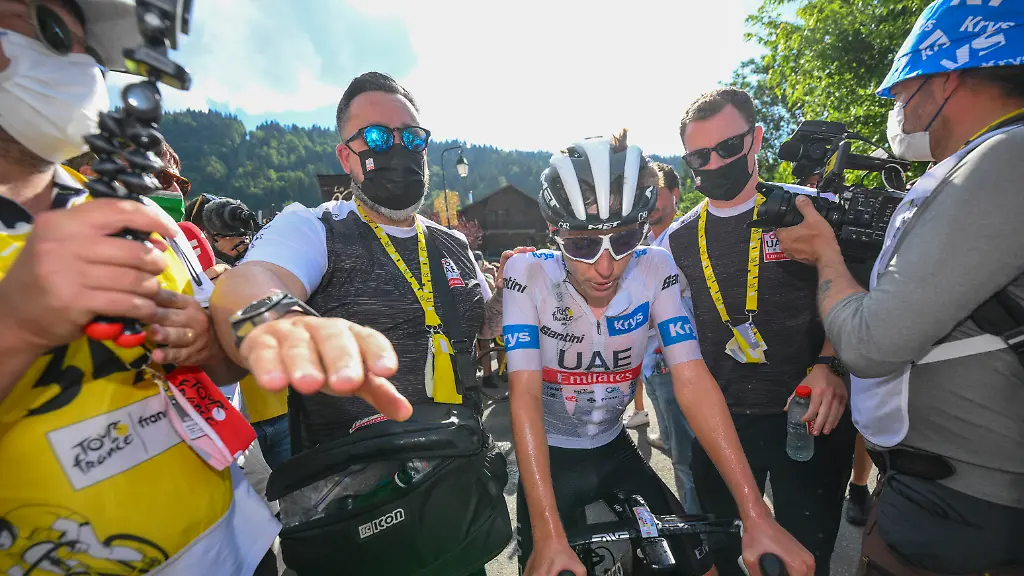 Tadej-Pogacar-im-Ziel-in-Morzine