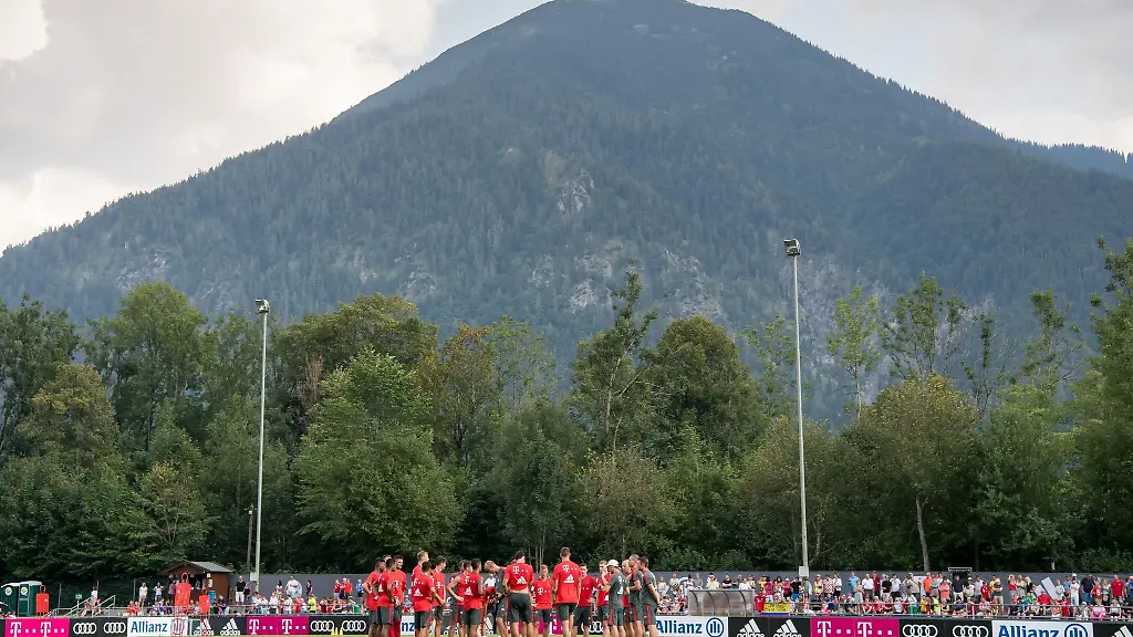 Die-Spieler-des-FC-Bayern-Muenchen-stehen-zusammen-auf-dem-Trainingsplatz