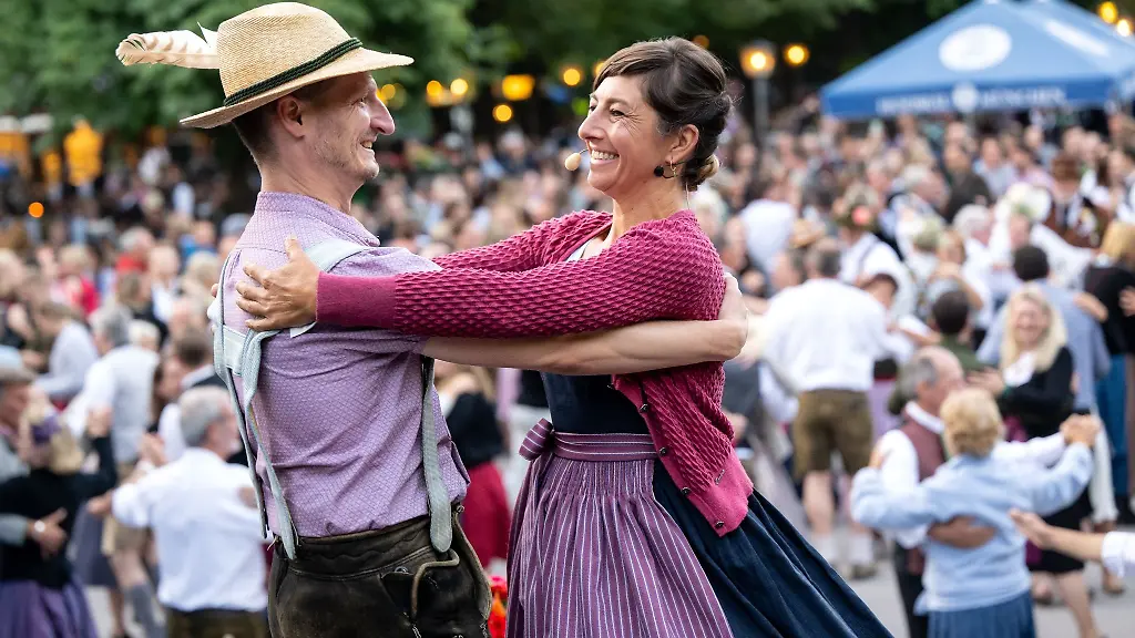 Tanzlehrende-tanzen-beim-traditionellen-Kocherlball-am-Chinesischen-Turm-auf-der-Buehne