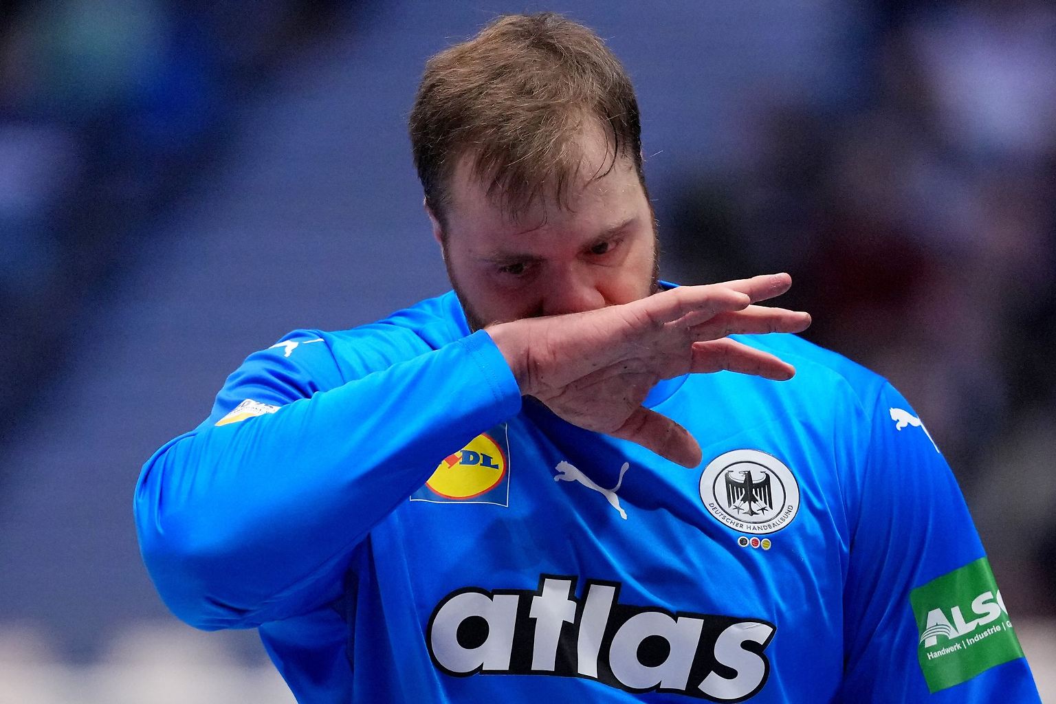 Die deutsche Handball-Nationalmannschaft will bei der Weltmeisterschaft in Kroatien, Dänemark und Norwegen eine Medaille holen, doch stattdessen fließen nicht nur bei Andreas Wolff ...