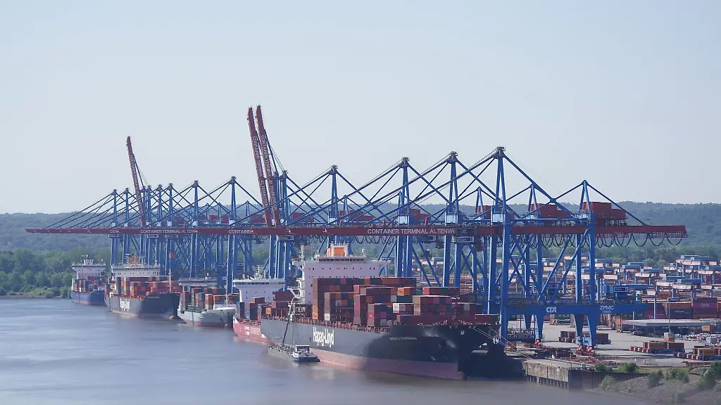 Containerschiffe-werden-im-Hafen-am-Containerterminal-Altenwerder-abgefertigt
