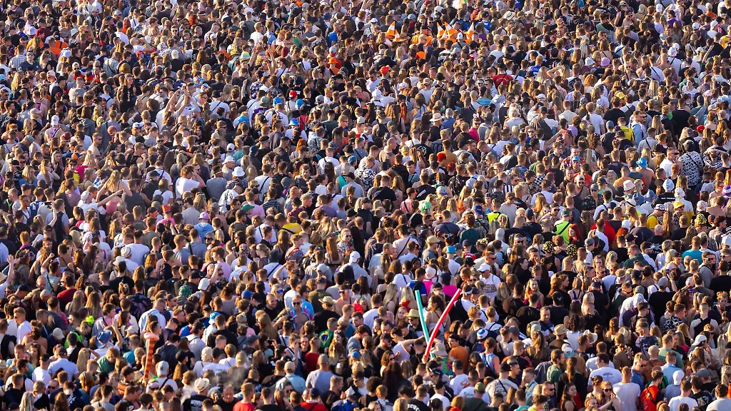 Besucher-des-Airbeat-One-Festivals-tanzen-beim-Sonnenuntergang-vor-der-Hauptbuehne