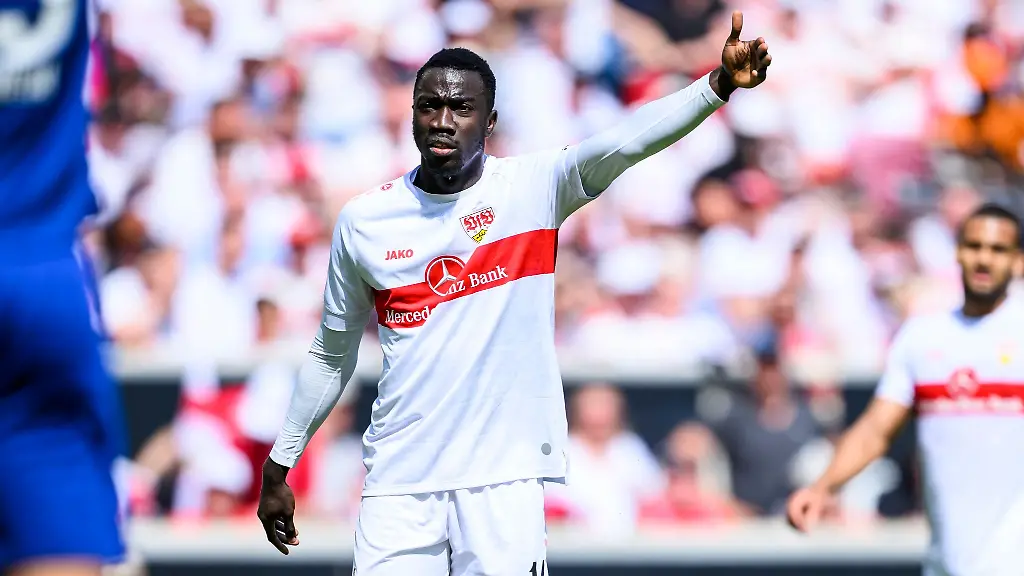 Silas-Katompa-Mvumpa-haelt-den-Daumen-hoch