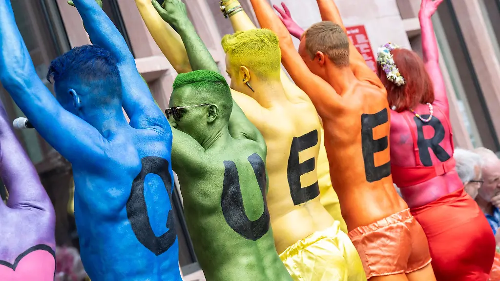 Bunt-kostuemierte-Teilnehmer-und-Teilnehmerinnen-des-CSD-ziehen-durch-die-Innenstadt