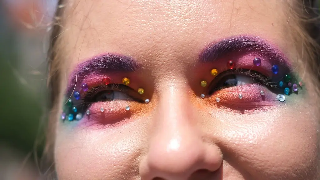 Eine-in-den-Farben-des-Regenbogens-geschminkte-Teilnehmerin-der-Demonstration-zum-CSD