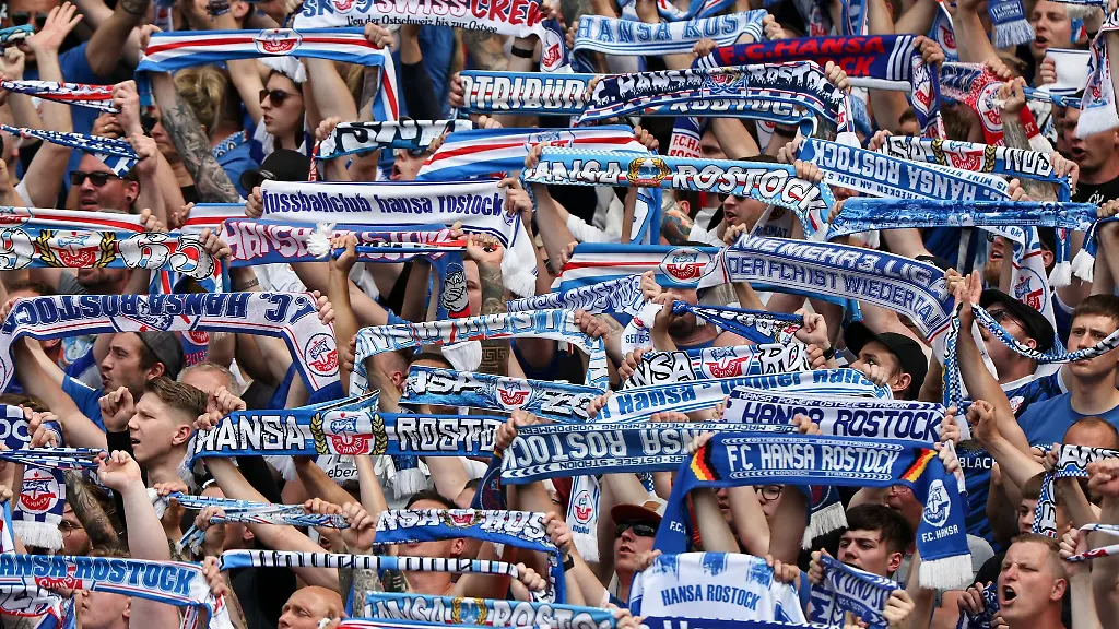 Die-Fans-von-Hansa-Rostock-jubeln-ihrer-Mannschaft-zu