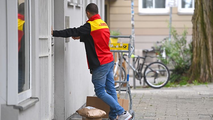 Schon an den ersten beiden Warnstreik-Tagen waren Millionen Pakete liegen geblieben.