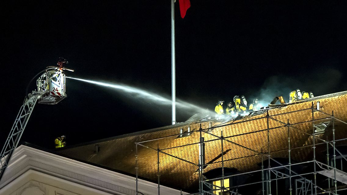 Feuerwehrleute bekämpfen den Brand im Dachstuhl.