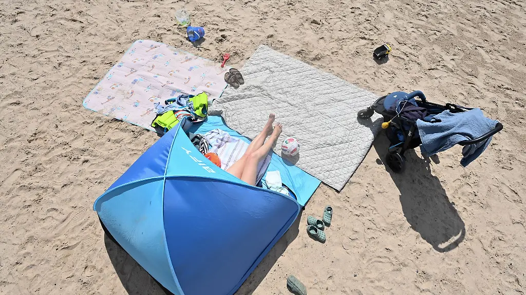 Eine-Frau-geniesst-in-ihrer-Sonnenmuschel-das-Sommerwetter-am-Timmeler-Badesee