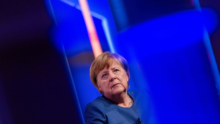 Angela Merkel hält das Vorgehen von Friedrich Merz für "falsch".