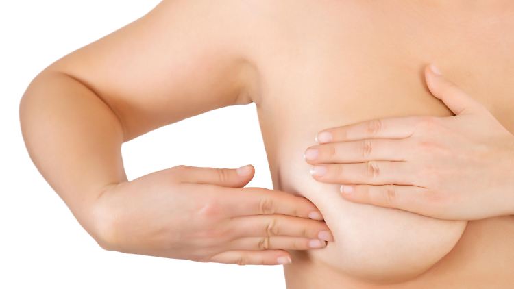Frauen sollten ihre Brust auf Auffälligkeiten abtasten - am besten einmal im Monat.