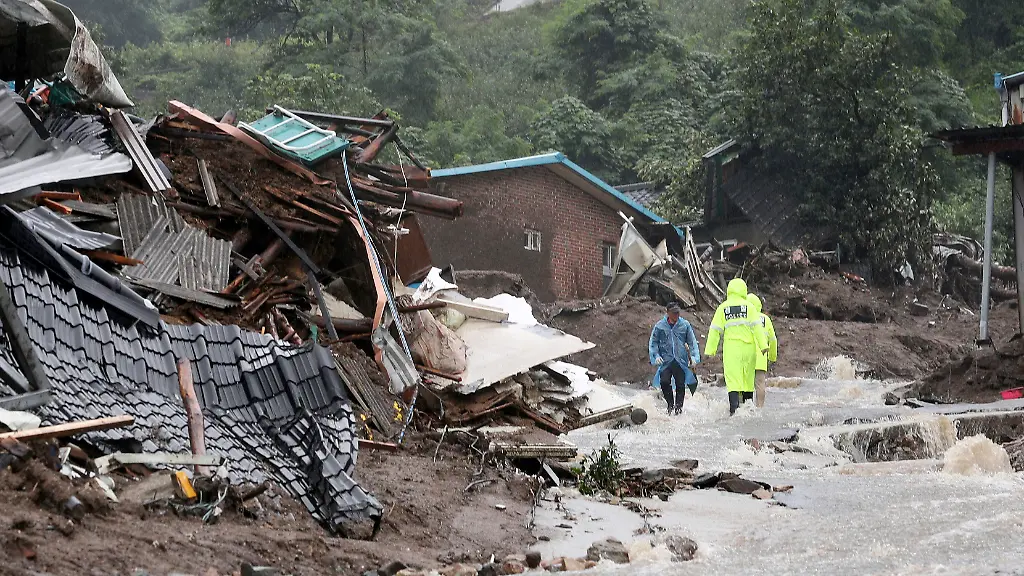 Ein-Erdrutsch-hat-mehrere-Haeuser-in-der-Stadt-Yecheon-davon-gerissen