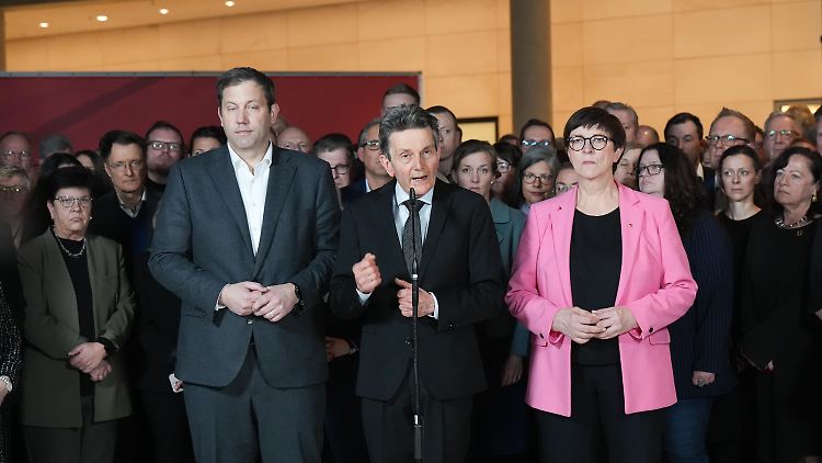 SPD-Chef Lars Klingbeil, SPD-Fraktionschef Rolf Mützenich,  SPD-Chefin Saskia Esken und die übrige Fraktion zeigten sich geschockt über die Mehrheit von Union, AfD und weiteren.